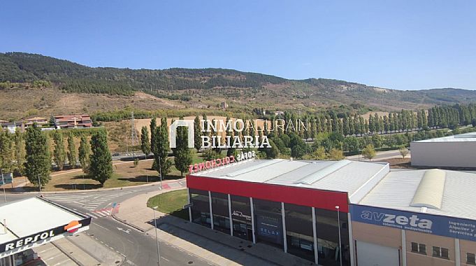 2 LOCALES + 2 PLAZAS DE PARKING + TRASTERO EN EDIFICIO DE OFICINAS