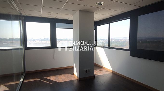 2 LOCALES + 2 PLAZAS DE PARKING + TRASTERO EN EDIFICIO DE OFICINAS