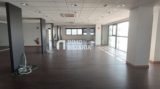 2 LOCALES + 2 PLAZAS DE PARKING + TRASTERO EN EDIFICIO DE OFICINAS