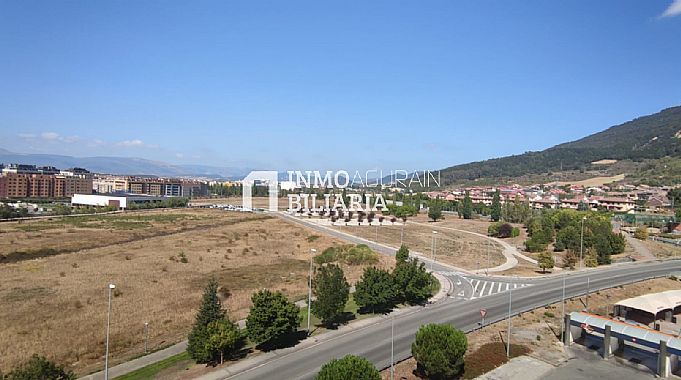 2 LOCALES + 2 PLAZAS DE PARKING + TRASTERO EN EDIFICIO DE OFICINAS