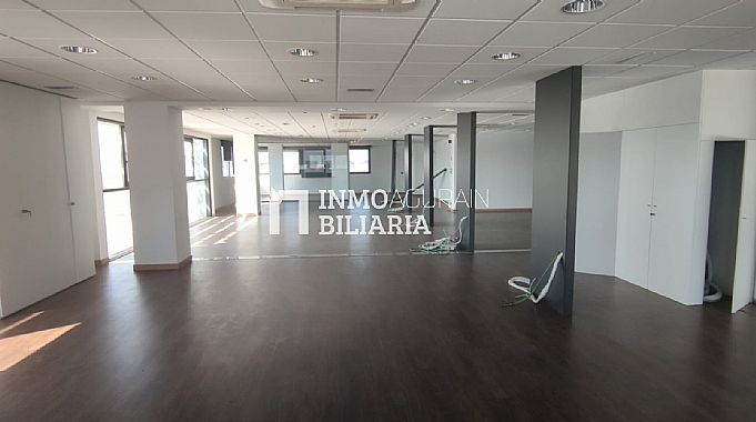 2 LOCALES + 2 PLAZAS DE PARKING + TRASTERO EN EDIFICIO DE OFICINAS