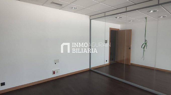 2 LOCALES + 2 PLAZAS DE PARKING + TRASTERO EN EDIFICIO DE OFICINAS