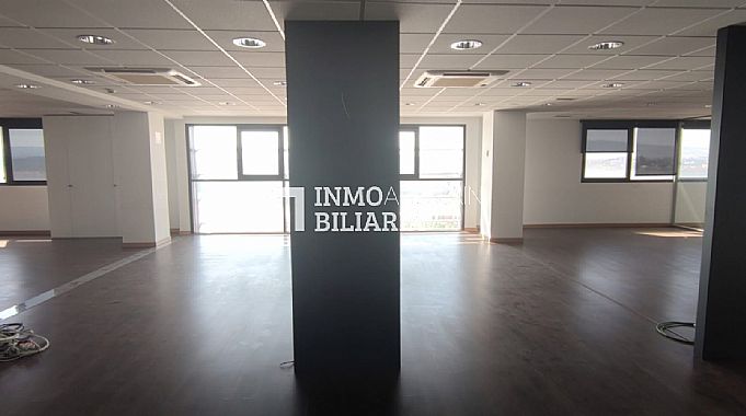 2 LOCALES + 2 PLAZAS DE PARKING + TRASTERO EN EDIFICIO DE OFICINAS