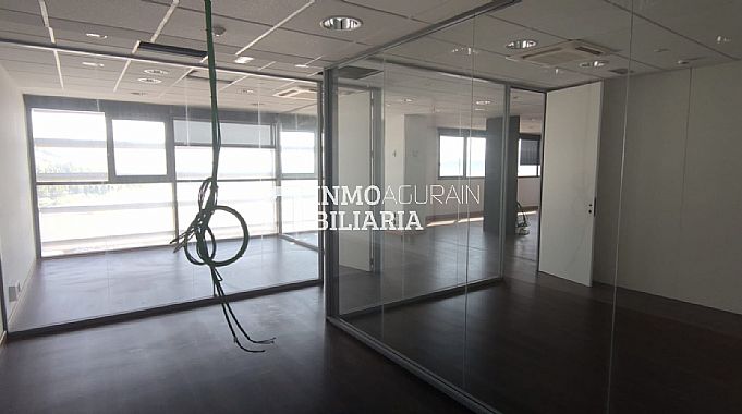 2 LOCALES + 2 PLAZAS DE PARKING + TRASTERO EN EDIFICIO DE OFICINAS