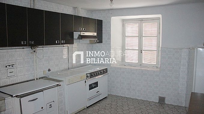EDIFICIO RURAL EN ALBENIZ