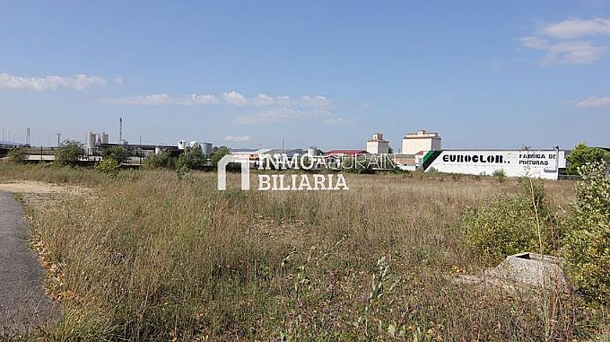 PARCELA URBANA INDUSTRIAL EN AGURAIN