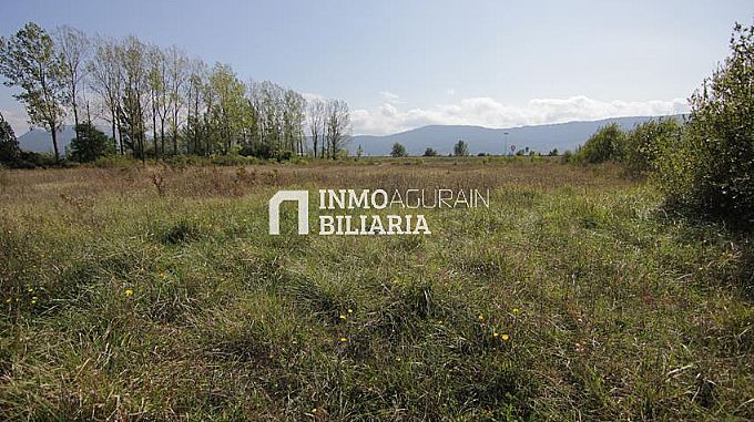 PARCELA URBANA INDUSTRIAL EN AGURAIN
