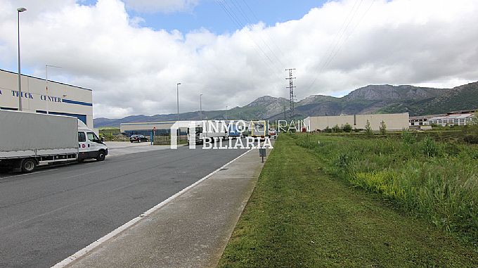 Venta de parcela industrial en Albeniz