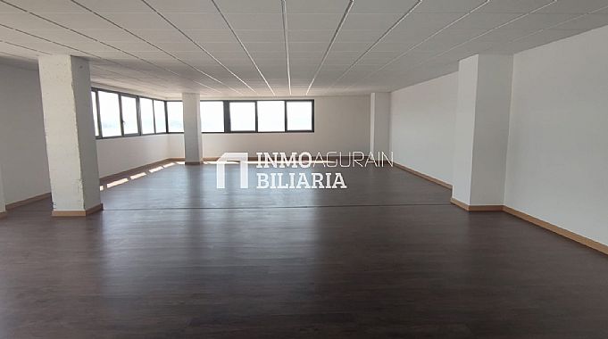 LOCAL + 2 PLAZAS DE PARKING EN EDIFICIO OFICINAS