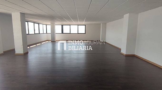LOCAL + 2 PLAZAS DE PARKING EN EDIFICIO OFICINAS