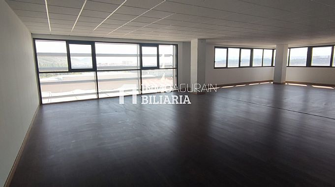 LOCAL + 2 PLAZAS DE PARKING EN EDIFICIO OFICINAS