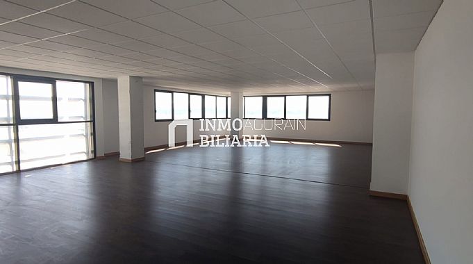 LOCAL + 2 PLAZAS DE PARKING EN EDIFICIO OFICINAS