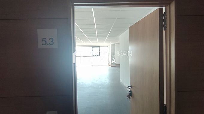 LOCAL + 2 PLAZAS DE PARKING EN EDIFICIO DE OFICINAS