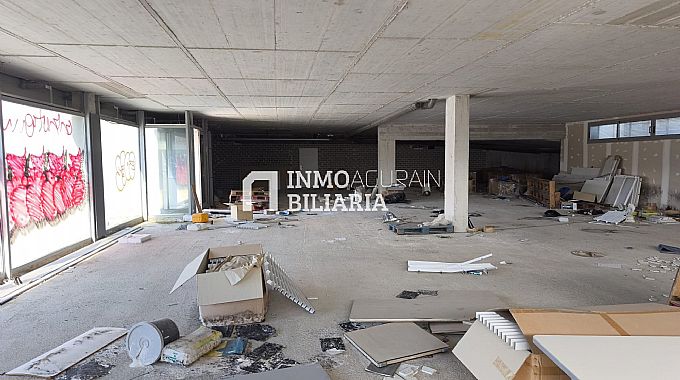 LOCAL COMERCIAL EN BRUTO + 10 PLAZAS DE GARAJE EN ZIZUR MAYOR