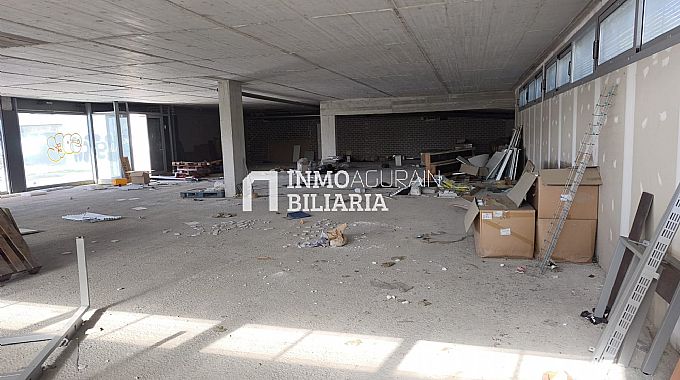 LOCAL COMERCIAL EN BRUTO + 10 PLAZAS DE GARAJE EN ZIZUR MAYOR