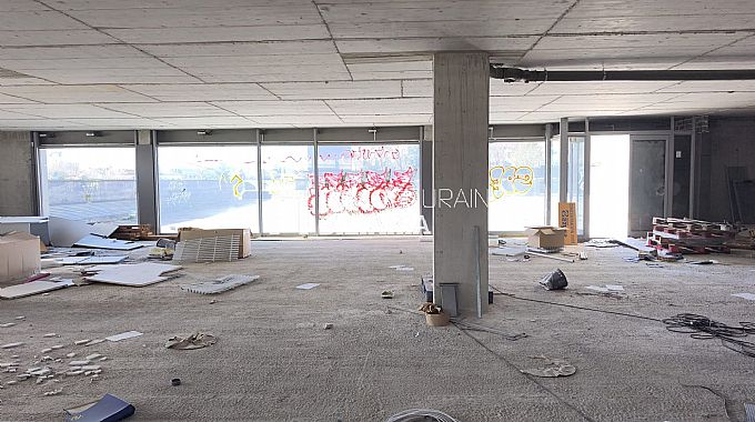 LOCAL COMERCIAL EN BRUTO + 10 PLAZAS DE GARAJE EN ZIZUR MAYOR