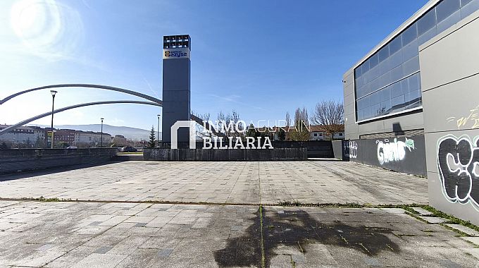 LOCAL COMERCIAL EN BRUTO + 10 PLAZAS DE GARAJE EN ZIZUR MAYOR