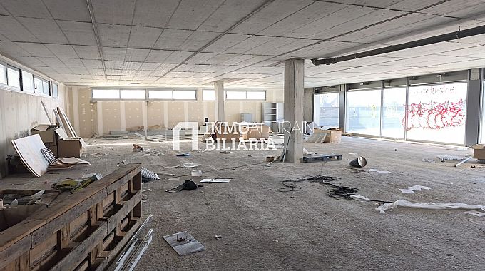 LOCAL COMERCIAL EN BRUTO + 10 PLAZAS DE GARAJE EN ZIZUR MAYOR