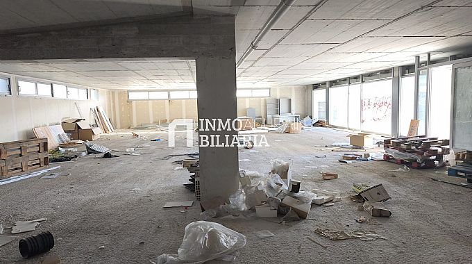 LOCAL COMERCIAL EN BRUTO + 10 PLAZAS DE GARAJE EN ZIZUR MAYOR