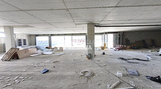 LOCAL COMERCIAL EN BRUTO + 10 PLAZAS DE GARAJE EN ZIZUR MAYOR