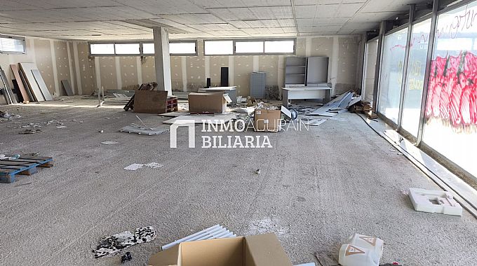 LOCAL COMERCIAL EN BRUTO + 10 PLAZAS DE GARAJE EN ZIZUR MAYOR