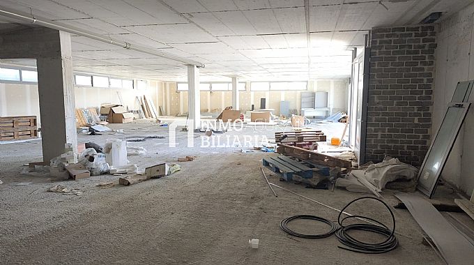 LOCAL COMERCIAL EN BRUTO + 10 PLAZAS DE GARAJE EN ZIZUR MAYOR