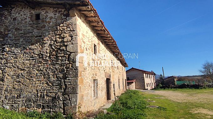 FINCA URBANA CON TERRENO EN NARBAIZA