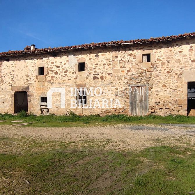 FINCA URBANA CON TERRENO EN NARBAIZA - 1