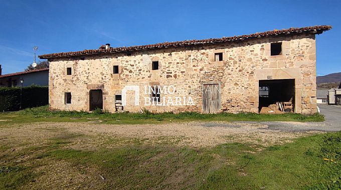 FINCA URBANA CON TERRENO EN NARBAIZA