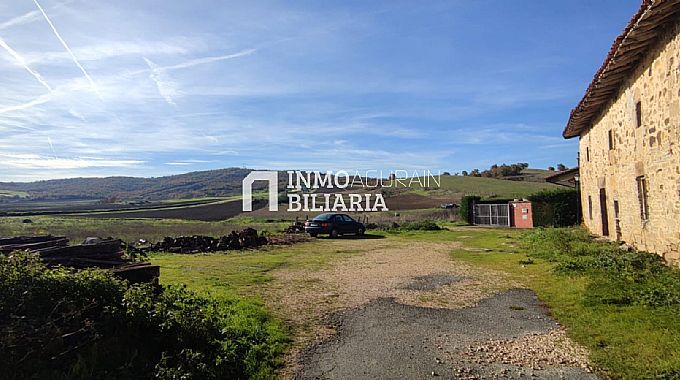 FINCA URBANA CON TERRENO EN NARBAIZA