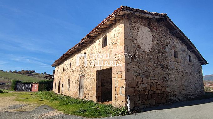 FINCA URBANA CON TERRENO EN NARBAIZA