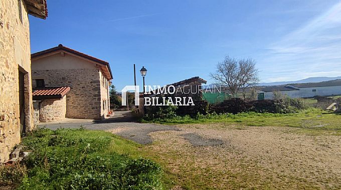 FINCA URBANA CON TERRENO EN NARBAIZA