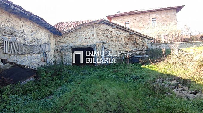 FINCA URBANA CON TERRENO EN NARBAIZA