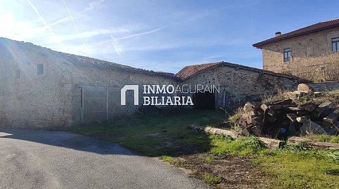 FINCA URBANA CON TERRENO EN NARBAIZA