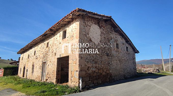 FINCA URBANA CON TERRENO EN NARBAIZA