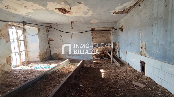 FINCA URBANA CON TERRENO EN NARBAIZA