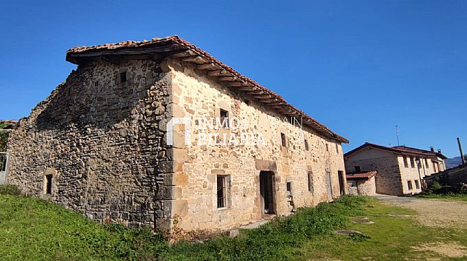 FINCA URBANA CON TERRENO EN NARBAIZA