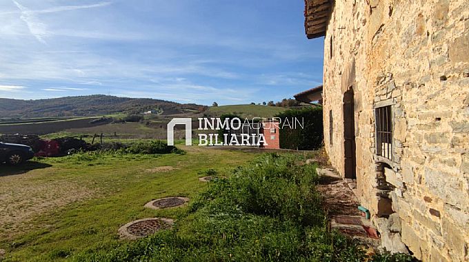 FINCA URBANA CON TERRENO EN NARBAIZA