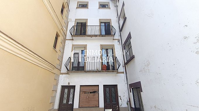 CASA UNIFAMILIAR ADOSADA EN OLAZTI/OLAZAGUTIA