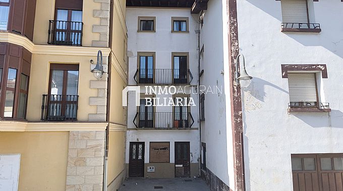 CASA UNIFAMILIAR ADOSADA EN OLAZTI/OLAZAGUTIA