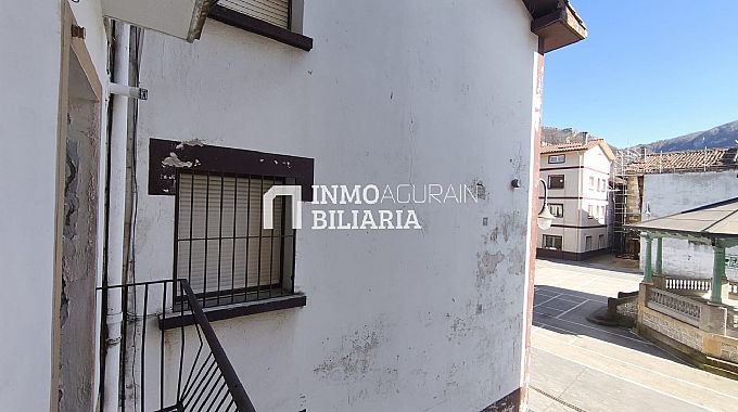 CASA UNIFAMILIAR ADOSADA EN OLAZTI/OLAZAGUTIA
