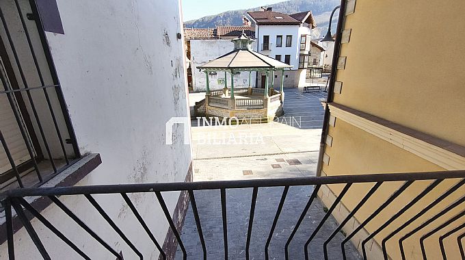 CASA UNIFAMILIAR ADOSADA EN OLAZTI/OLAZAGUTIA