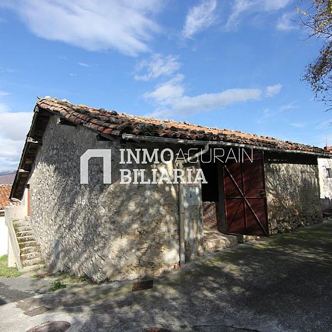 INMOBILIARIA AGURAIN VENDE EDIFICIO MENOR EN URABAIN  - 1