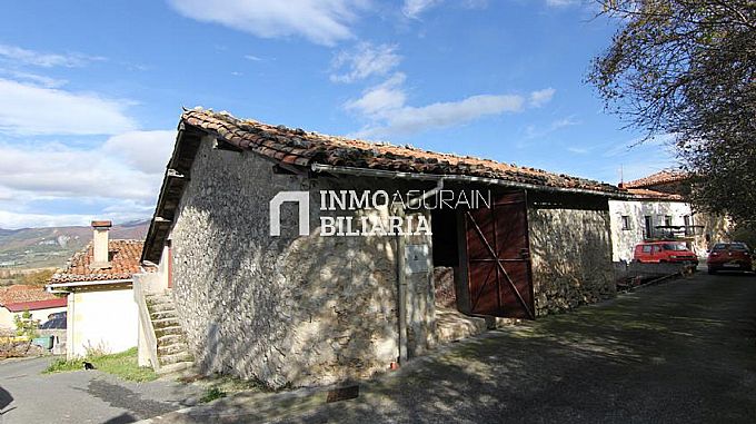 INMOBILIARIA AGURAIN VENDE EDIFICIO MENOR EN URABAIN 