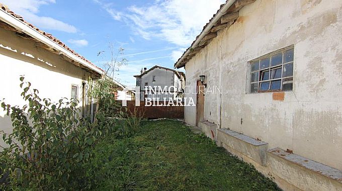 INMOBILIARIA AGURAIN VENDE EDIFICIO MENOR EN URABAIN 