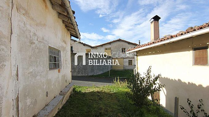 INMOBILIARIA AGURAIN VENDE EDIFICIO MENOR EN URABAIN 