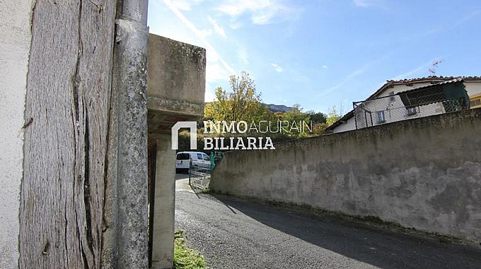 INMOBILIARIA AGURAIN VENDE EDIFICIO MENOR EN URABAIN 