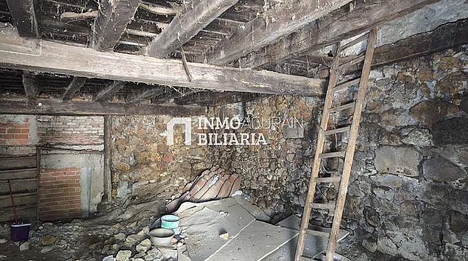 CASA A REFORMAR EN URDIAIN