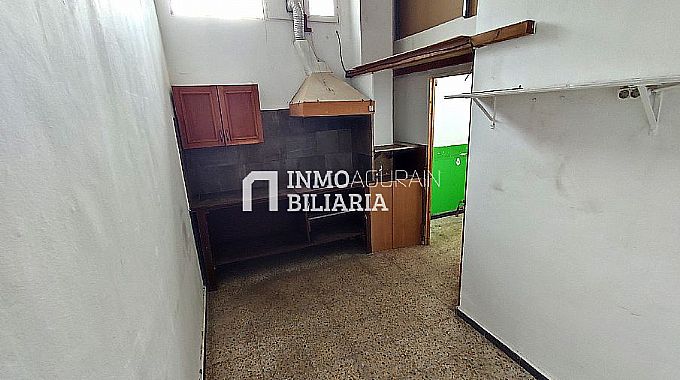 Local de 50 m2, ideal para montar tienda de alimentacin o negocio de barrio.