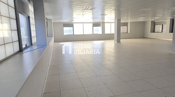 LOCAL COMERCIAL EN CALLE ETXESAKAN DE ZIZUR MAYOR
